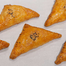 Load image into Gallery viewer, Rendang Chicken Puff